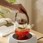 Théière en Verre avec Manche et Couvercle en Bois + 6 Tasses + Plateau en Bois – Image 3
